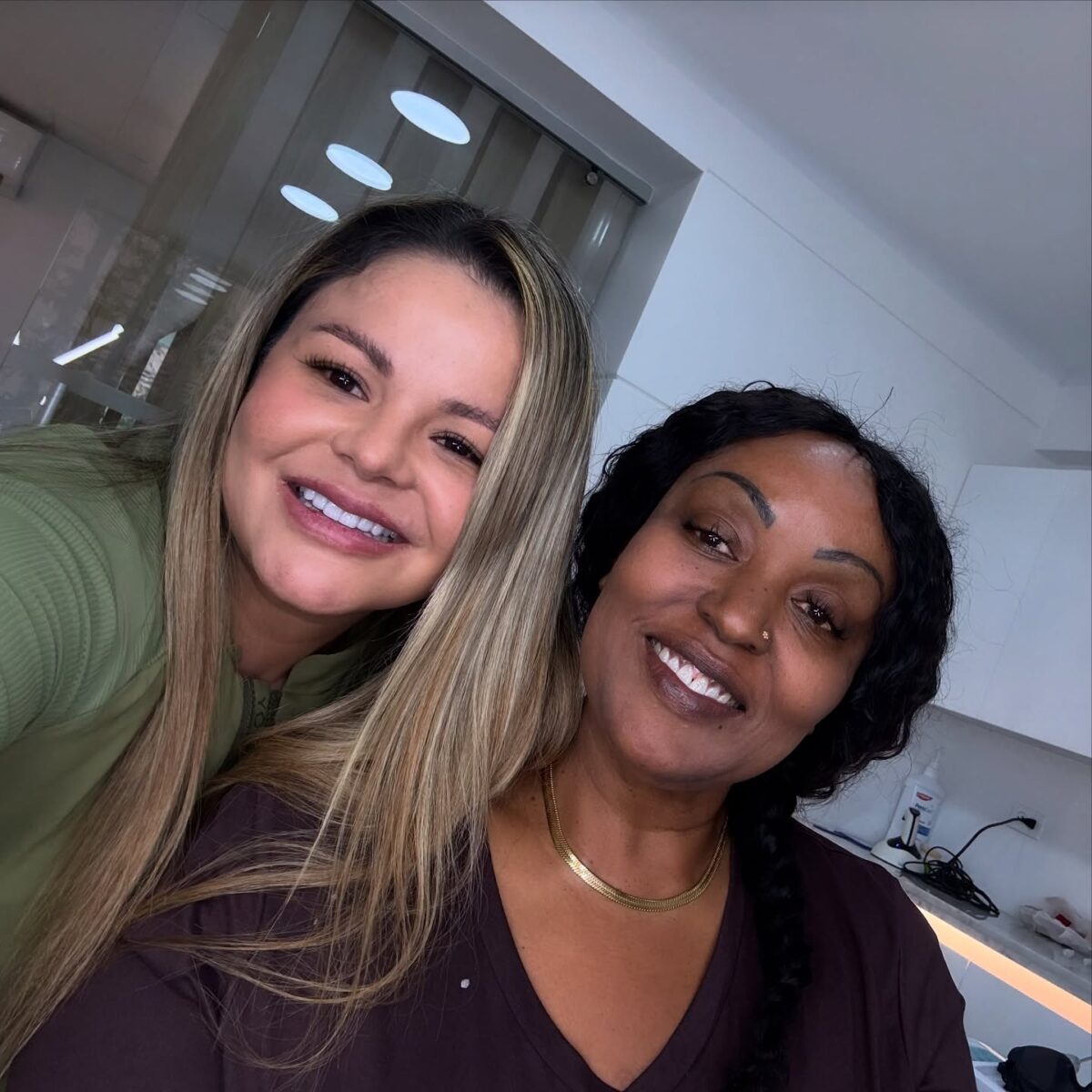 Dr. Yasmín Escudero taking a selfie with an international patient after her smile makeover in Colombia.