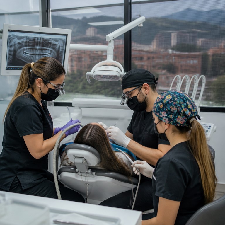 Read more about the article Mini Dental Implants in Colombia: Are They Worth It?