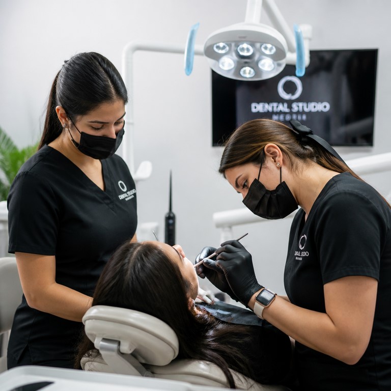Read more about the article How Long Do I Need to Stay in Colombia for Veneers? Day-by-Day Timeline